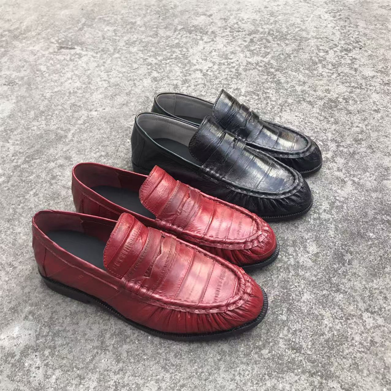 Suede Loafers Men - 新しいペニーローファーは非常に柔軟なウナギ革で作られており、革の裏地で手縫いされています。 本革ソール